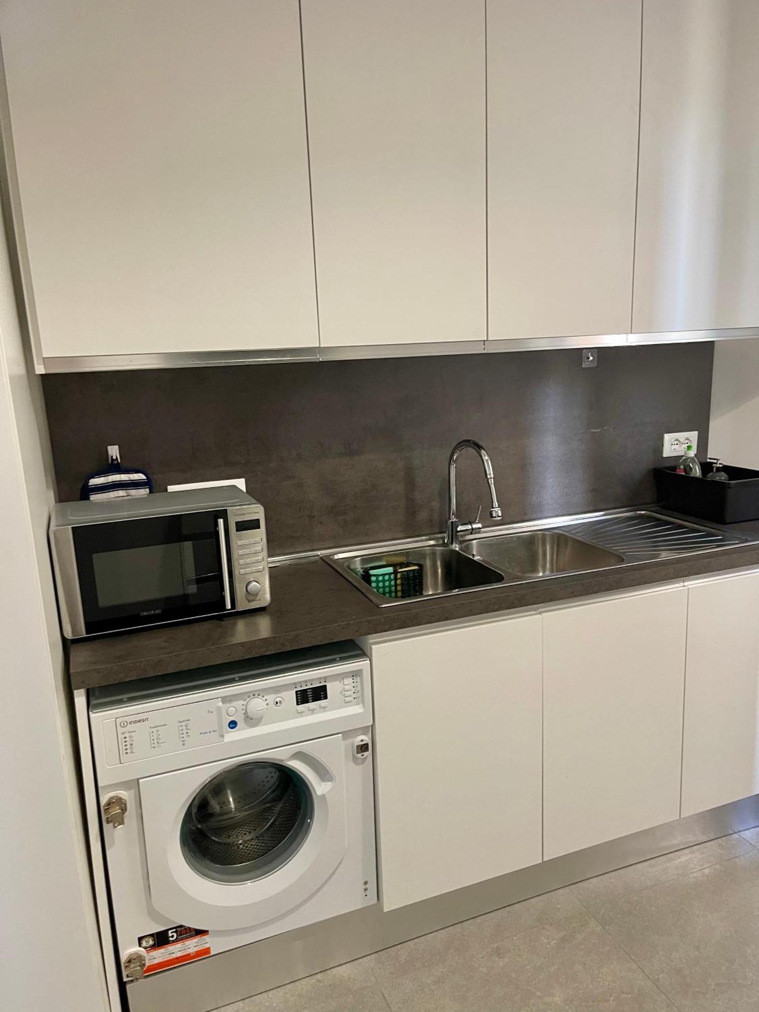 Deluxe Apartment Self Check In Parking Генуя Экстерьер фото